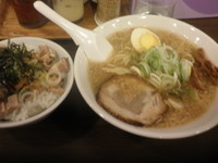 「元らーめん＋ぶた飯セット（８００円）」@銀座元楽の写真