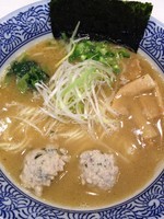 「濃厚魚介ﾗｰﾒﾝ￥750＋ﾛｰｽﾄﾎﾟｰｸｶﾞｰﾘｯｸ飯」@麺屋 一燈 ラゾーナ川崎店の写真
