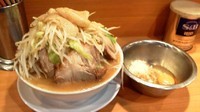 「小ラーメン豚入り 850円 + 刻みタマネギ＆生卵 100円」@ラーメン二郎 八王子野猿街道店2の写真