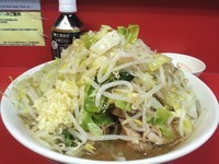 「小ラーメン豚入り ￥750 ￥50 生卵 ヤサイ ニンニク」@ラーメン二郎 茨城守谷店の写真
