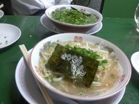 「もやしラーメン（ハリガネ）＋替え玉粉落とし」@よかろうもんの写真