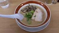 「らーめん・白(粉落とし)＋替え玉(無料サービス)」@博多らーめん 無双 大船店の写真