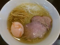 「【一周年記念】七種の煮干しの鶏だしラーメン ピンクの味玉付き」@麺処 ほん田 nijiの写真