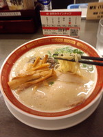 「白500円＋メンマ100円＋替え玉（サービス）」@博多らーめん○楽の写真