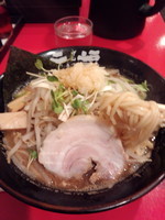 「ラーメン680円＋もりもり野菜100（ニンニクあり）円」@麺屋 元福の写真