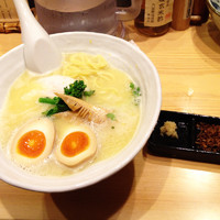 「鶏白湯SOBA＋味玉（７８０円＋１００円）」@銀座 篝の写真