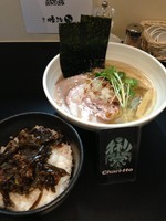 「塩ラーメン　小　６５０円　こんぶのキンピラご飯」@麺や 勝治の写真