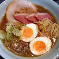 「黒 にほんいち醤油そば（大盛り）　８４０円」@麺巧 潮の写真