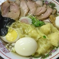 「チャーシューメン（半熟玉子とワンタン）トッピング」@向嶋 だるまの写真