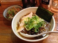 「鶏魚介醤油らーめん＋炙りチャーシュー御飯」@麺や 福一の写真