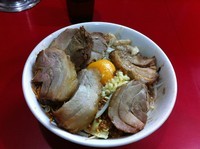 「まぜそば(中)＋大豚増し」@ジャンクガレッジ 東大宮店の写真