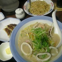 「海鮮とくちゃんぽん(ぎょうざ3個セット)+チャーハン+バター」@長崎ちゃんぽん リンガーハット 赤羽店の写真