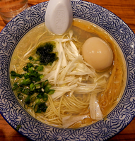 「でづのかきやん（牡蠣から揚げ抜き）＋味玉（850円）」@ラーメン燈郎の写真