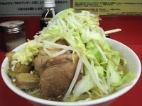 「小豚 ￥800 ヤサイ ニンニク 生玉子 ￥50」@ラーメン二郎 千住大橋駅前店の写真