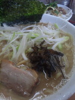 「豚骨醤油ラーメン特盛＋チャーシューご飯（クーポン無料）」@ラーメン竹岡屋 岩槻店の写真