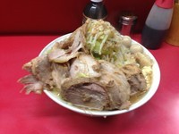 「特大ラーメン豚ダブル＋ウズラ(ニンニクマシマシアブラカラメ)」@ラーメン二郎 大宮店の写真
