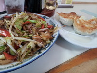 「餃子500円（＋野菜炒め＋白みそらーめん）」@手打ラーメン 暖宝の写真