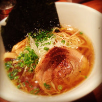 「あご出汁鶏油そば柚子風味 海苔増し」@麺や 虎ノ道の写真