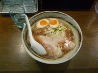 「豚骨ラーメン（野菜の香り油入り）」@麺屋 豚と鶏の物語の写真