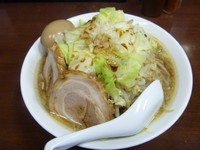 「ラーメン（野菜+にんにく少な目） ７００円」@ラーメン アタゴロウの写真
