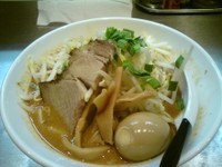 「みそらぁ＋玉（味玉）」@麺 やまらぁの写真