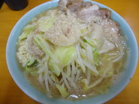 「ラーメン(ニンニク少な目・アブラ)700円」@ラーメン二郎 新橋店の写真