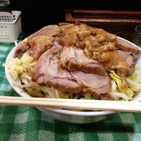 「ラーメン大盛り（チャーシュー六枚、野菜、脂、ニンニク）」@ラーメン絆の写真