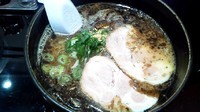「黒ラーメン 750円 + 替玉 100円」@博多中洲屋台 鈴木ラーメン店の写真