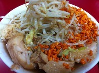 「豚ラーメン（麺カタメ、ニンニク、アブラ、辛揚げ）」@千里眼の写真