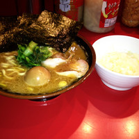 「らーめん¥640＋味玉¥60＋玉ねぎ¥80」@家系総本山 ラーメン吉村家の写真