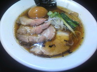 「潤彩鶏だし特製醤油ラーメン+燻製味玉」@麺処 晨輝 shinkiの写真