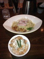 「牛あぶらそば（中）＆ちゃあしゅうごはん」@麺屋じもとの写真
