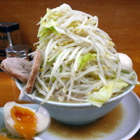 「ラーメン 700円 + 味玉（ヤサイマシマシ・麺ヤワメ）」@ラーメン二郎 新橋店の写真