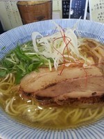 「淡麗鶏塩そば700円+ﾁｬｰｼｭｰ丼100円（ランチ）」@塩つけ麺 灯花の写真