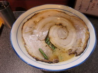 「【冬季限定】　落し蓋ラーメン（〆めし付）」@烈志笑魚油 麺香房 三くの写真