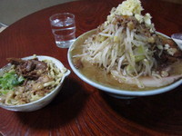 「豚入りラーメン（白＆両炙り）ヤサイニンニクアブラ」@ラーメン富士丸 明治通り都電梶原店の写真