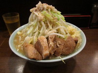 「豚入り（ヤサイマシマシニンニクアブラ）」@ラーメン二郎 池袋東口店の写真