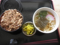 「肉ごはん＋小うどん（６００円）」@道の駅 あいの土山の写真