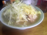 「らーめん　麺少なめ、にんにく多め　700円」@ラーメン髭の写真