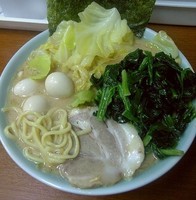 「正油ラーメン(麺硬め)＋ほうれん草＋キャベツ＋うずら」@横浜ラーメン なかむら家の写真