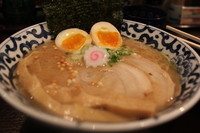 「豚骨魚介　東京駅 らー麺 +煮玉子」@東京駅 斑鳩の写真