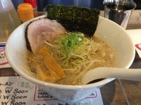 「魚介しょうゆラーメン 鯵Ｗ 背脂入り」@俺らラーメン ちょもらんまの写真