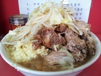「小豚入り ￥800 ヤサイ ニンニク カラメ」@ラーメン二郎 小岩店の写真