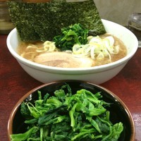「ラーメン（￥700）＋ほうれん草増し（￥100）」@横浜ラーメン 町田家 新宿南口店の写真