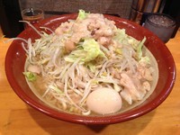 「大ラーメン（700円）+生卵（50円）」@豚星。の写真