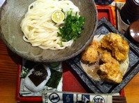 「生醤油うどんの鶏天のせ+昆布おにぎり」@自家製麺うどん甘味処 おにかまの写真