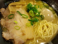 「とんこつらーめん(オープンサービス500円)+味玉(100円」@らーめん ブッ豚の写真