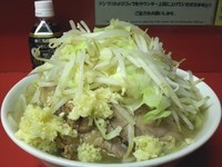 「小豚 ￥800 ヤサイ ニンニク 生玉子 ￥50」@ラーメン二郎 千住大橋駅前店の写真