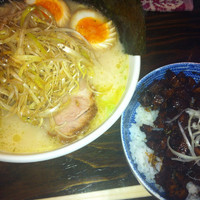 「塩氣華(太麺)＋チャーシュー丼＋焼き餃子」@氣華の写真