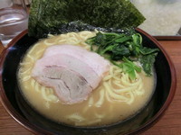 「ラーメン（650円）＋海苔（50円）＋ライス（0円）」@横浜家系ラーメン まくり家の写真